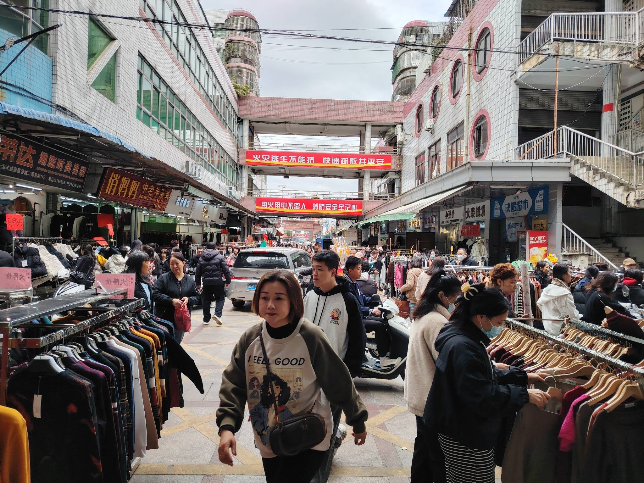 海丰服装城,买套衣服购鞋帽过大年
